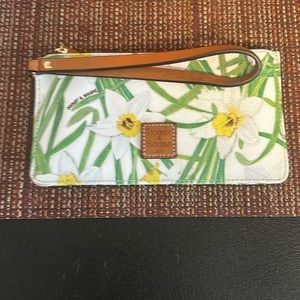 NWOT Dooney & Bourke Wristlet💚